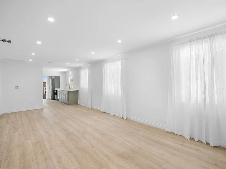10607 Whitegate Ave — Photo 4