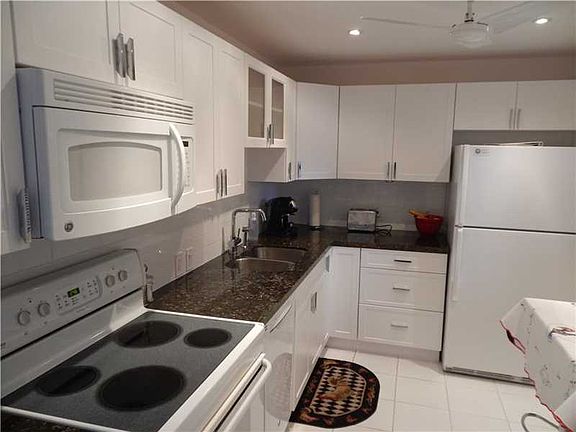 5th image of 20500 W Country Club Dr APT 605
