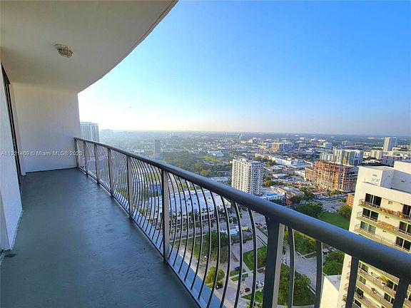 3rd image of 1750 N Bayshore Dr APT 4111