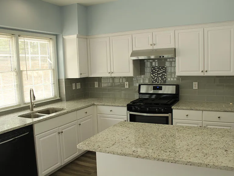 400 Stedford Ln — Photo 11