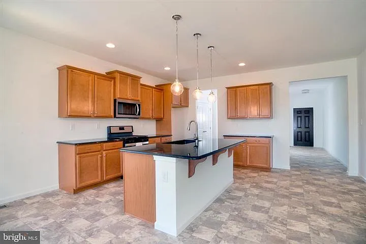 651 Stockdale Dr — Photo 3