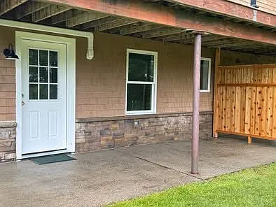 Private entrance & covered patio
