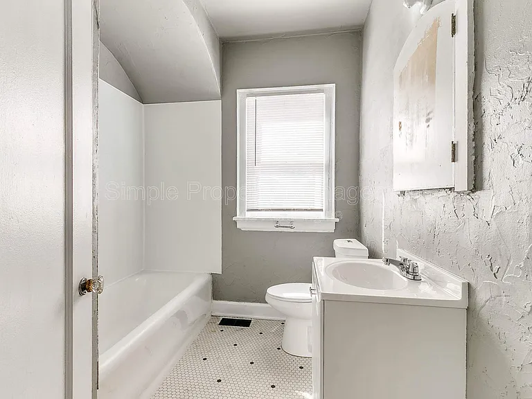 912 NE 21st St — Photo 14