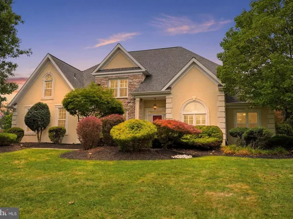 102 Whisper Wood Ct, Newtown, PA 18940