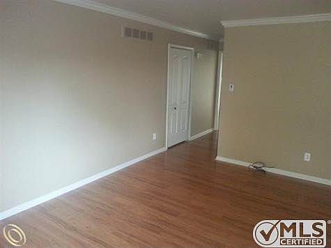 Living Room (4).jpg