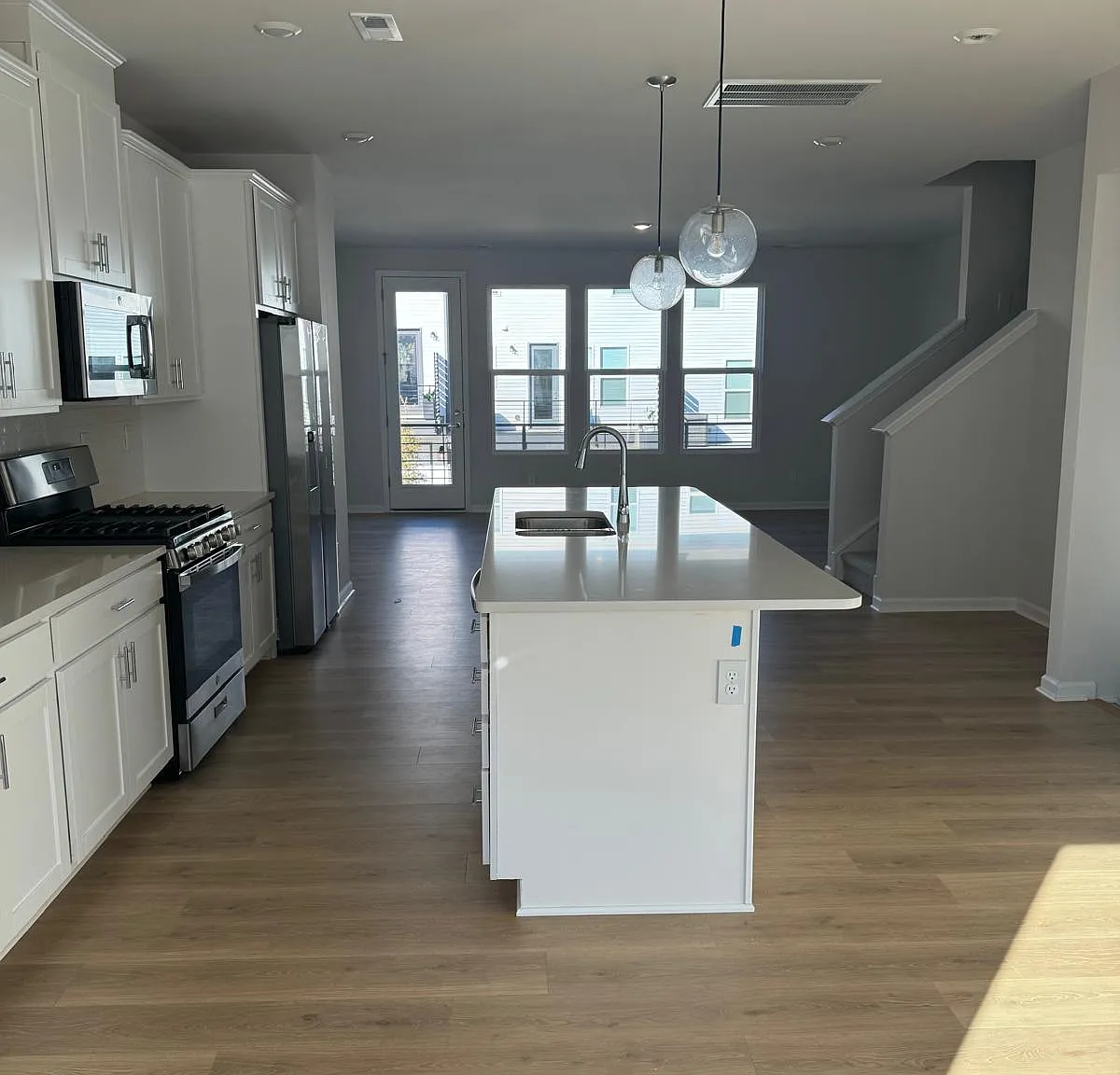 3 bed, 1895 sqft, $2,200 — Photo 4