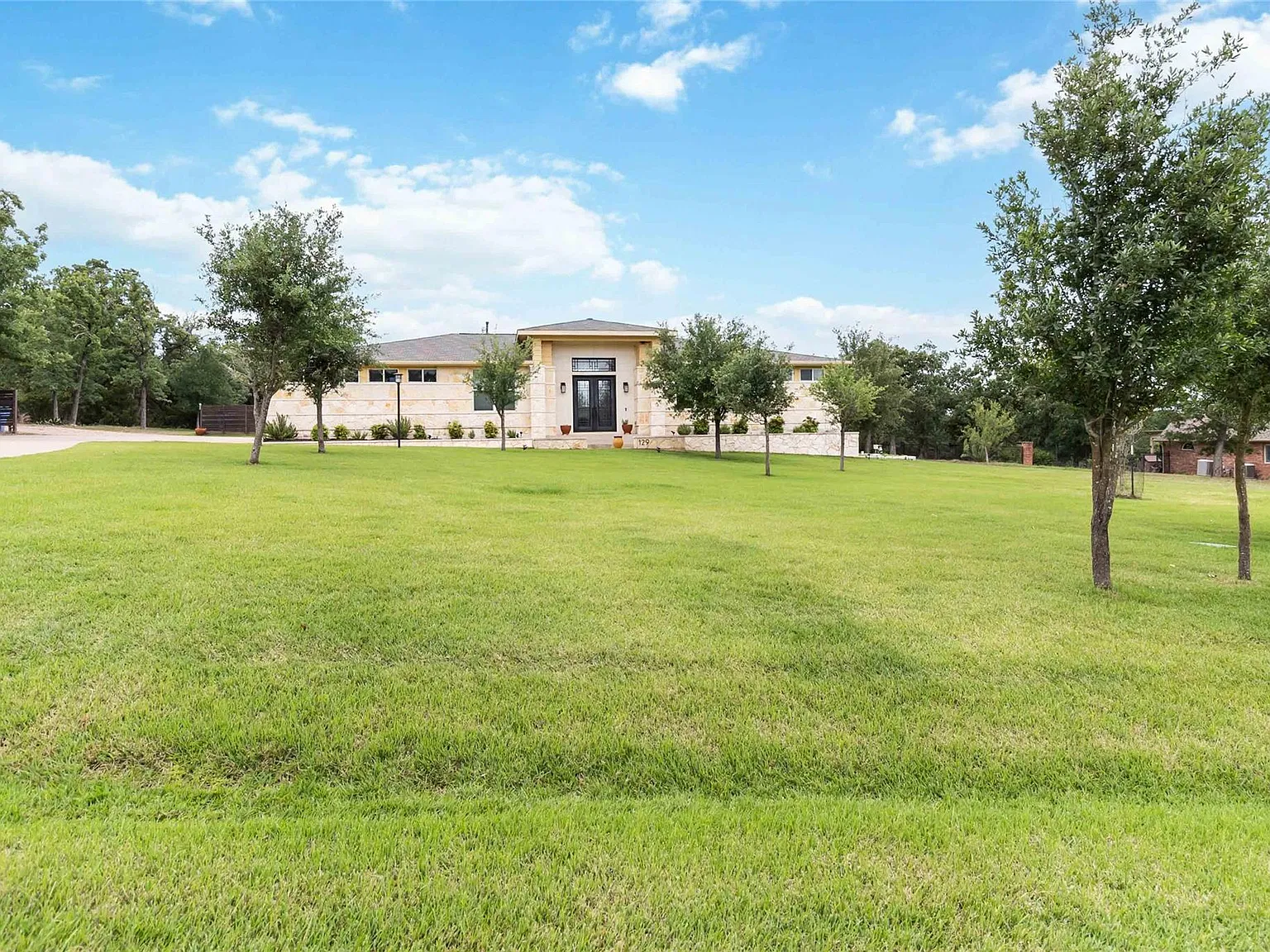 3 bed, 2.0 bath, 2461 sqft, $3,000 — Photo 2