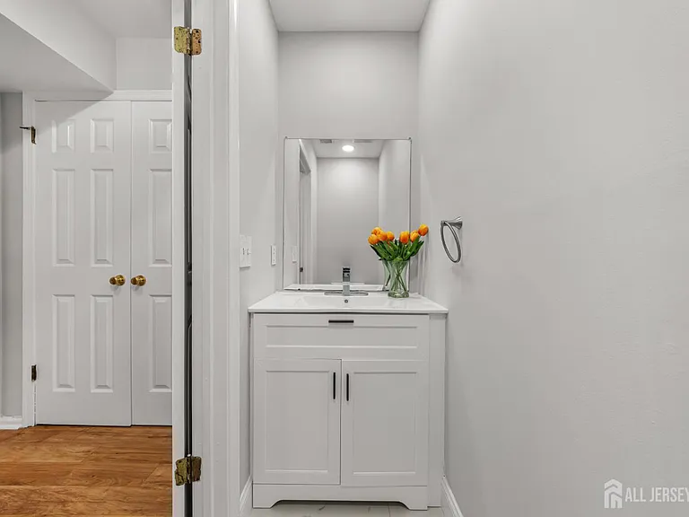 16 Lee Ct #405 — Photo 24