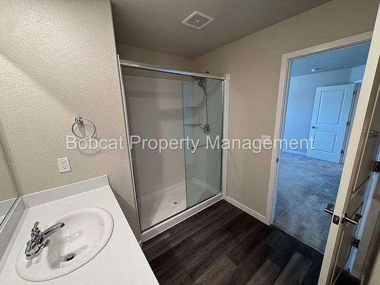 914 Garden Ct — Photo 25