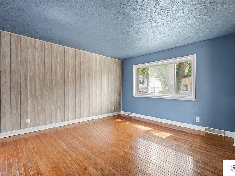 5911 S 137th St — Photo 3