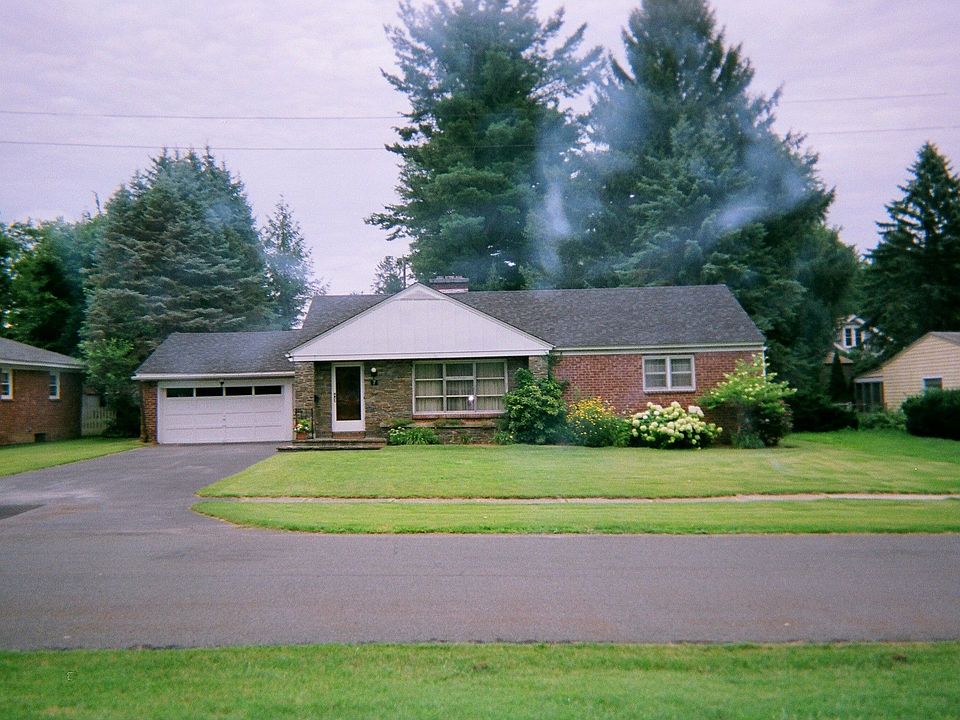 NEW PRICE !!!  GUILDERLAND 3 BEDROOM RANCH EXCELLENT CONDITION