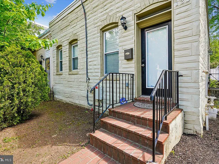 1339 C St NE — Photo 2