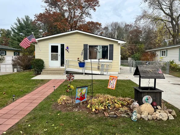 991 N Park St, Highland, MI 48356