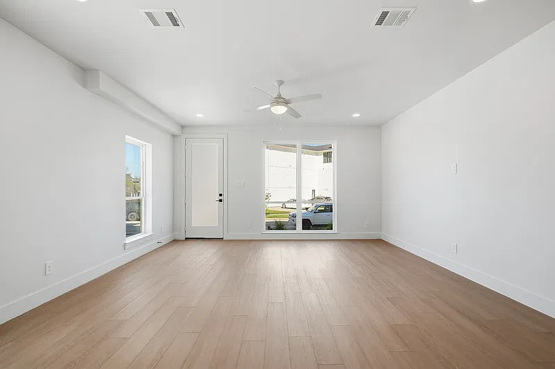 5 bed, 5.0 bath, 2500 sqft, $6,750 — Photo 3