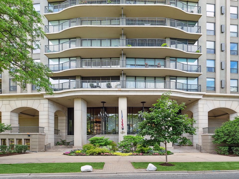 The Carlye, 1040 N Lake Shore Drive, Chicago