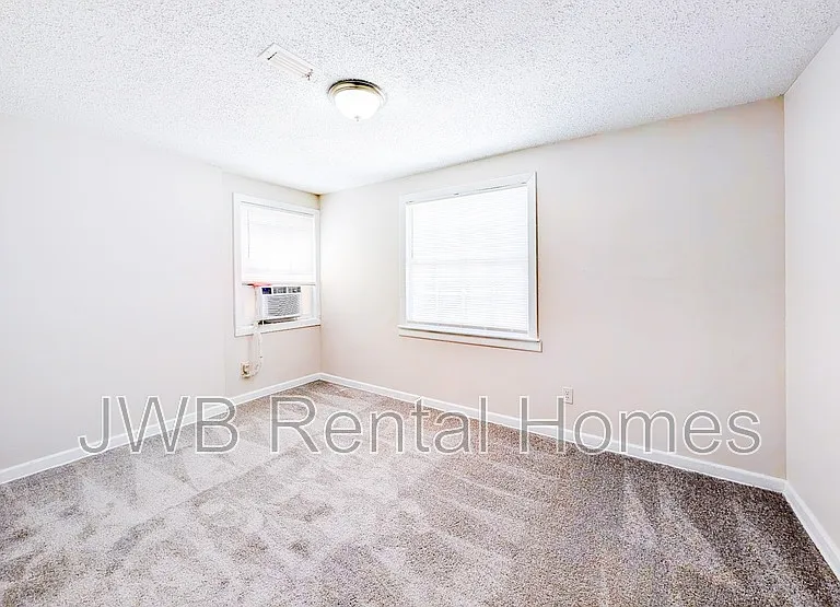 531 W 27th St — Photo 8