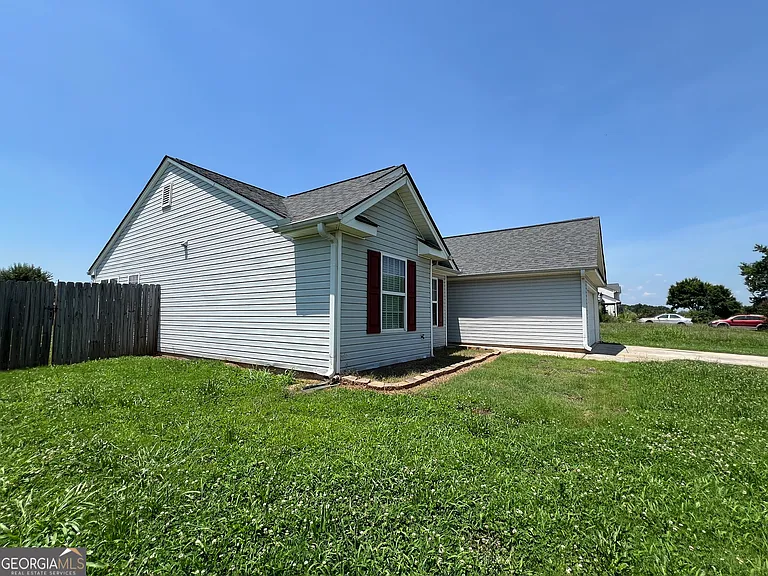 1229 Clearwater Dr — Photo 2