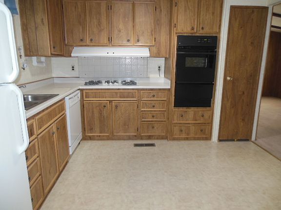 2nd image of 1 Leisureville Cir
