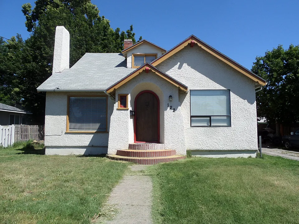 122 SW College Place