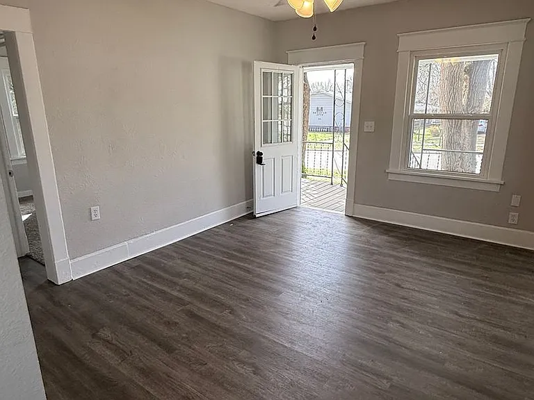 1017 W Locust St — Photo 3