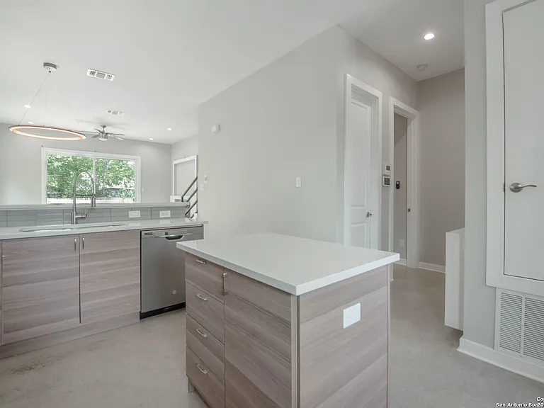 817 Potomac — Photo 10