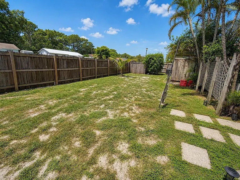 713 Suwanee Ave — Photo 16
