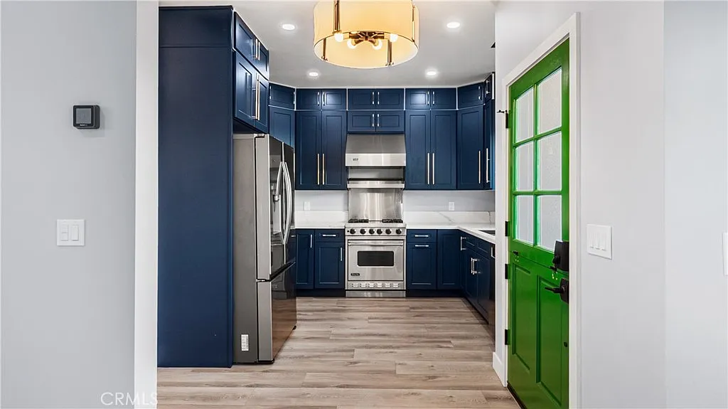 2 bed, 1000 sqft, $3,000 — Photo 3