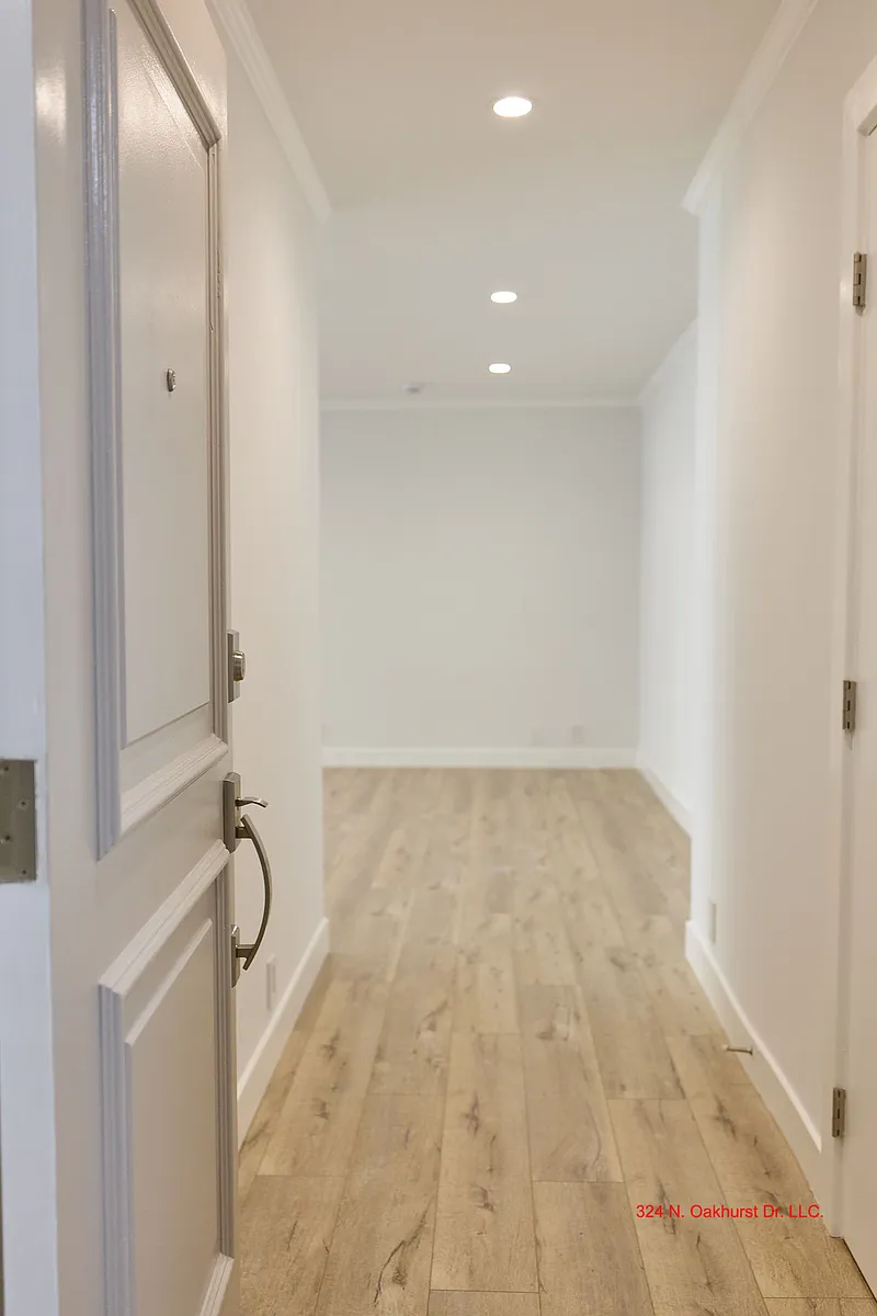 Building Photo - 324 N Oakhurst Dr #208