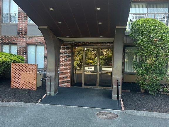 2nd image of 1004 Paradise Rd APT Phb