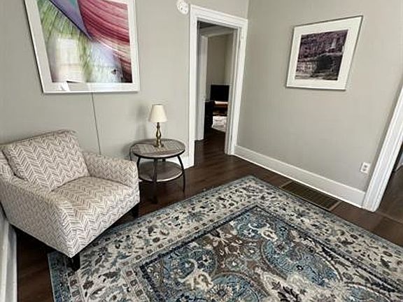 4th image of 704 N Lincoln Ave