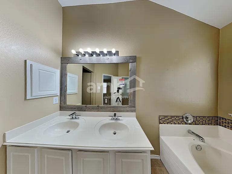 2729 Lone Ranger Trl — Photo 12