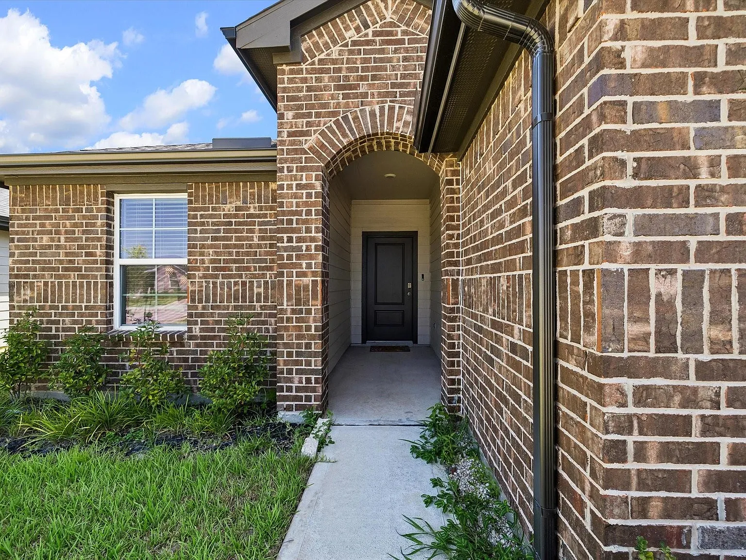 3 bed, 2.0 bath, 1409 sqft, $2,050 — Photo 2