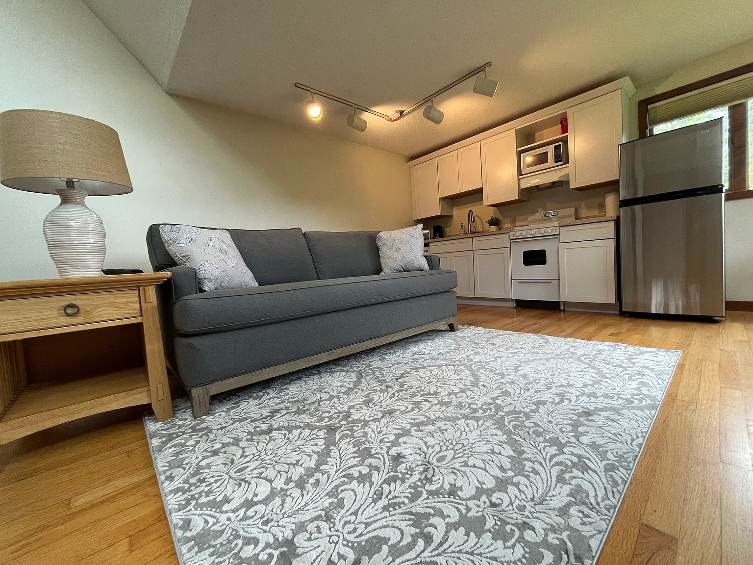 1 bed, 1000 sqft, $2,450 — Photo 2