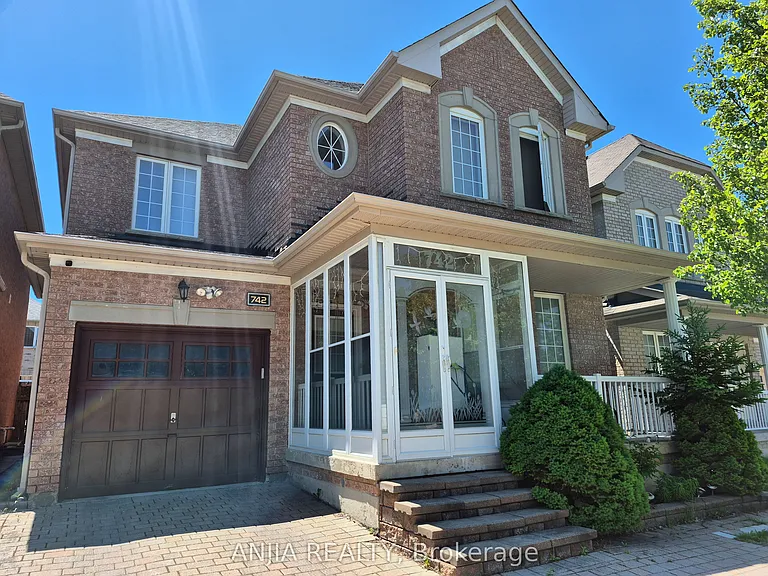 742 Hammersly Blvd #BASEMENT — Photo 1