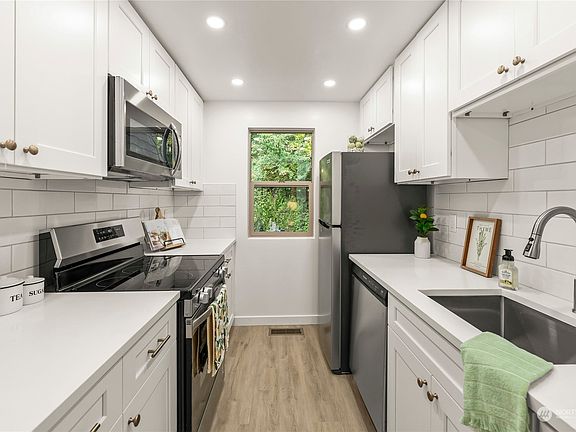 2nd image of 17110 NE 2nd Place