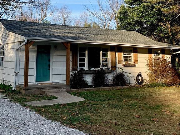 4th image of 834 E Ash St