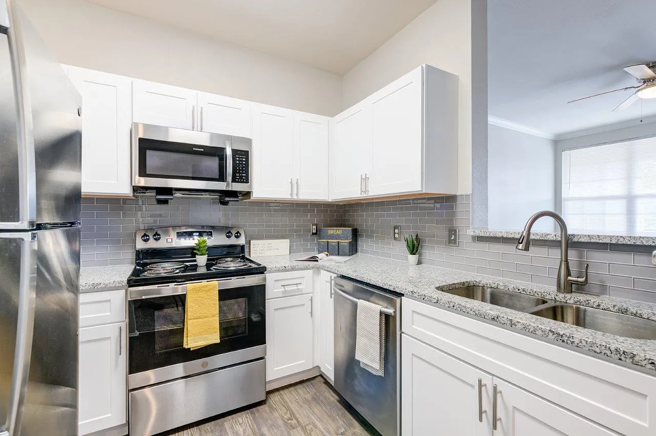 River Walk Apartment Homes — Photo 2