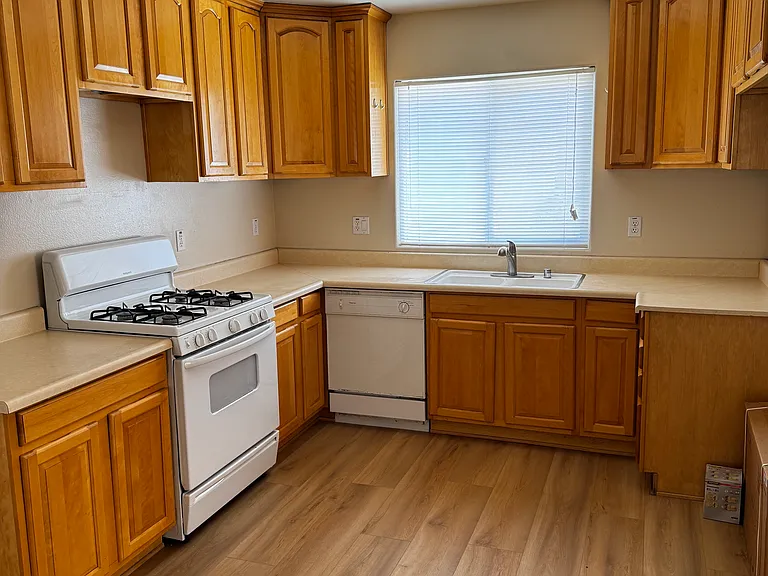 20802 Seine Ave #4 — Photo 10