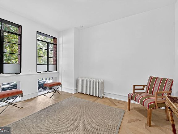 3rd image of 1656 33rd St NW