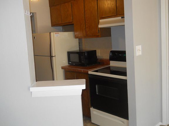 plenty of kitchen cabinets and storage