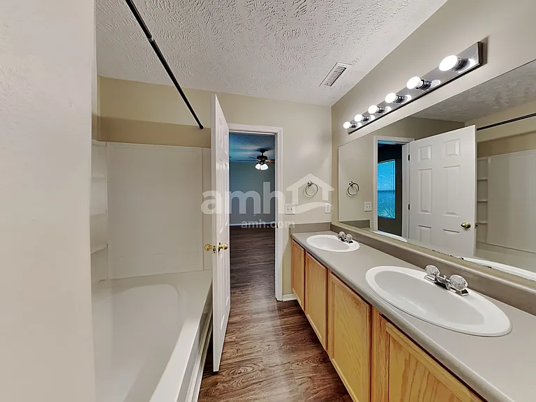 2111 Carlton Ln — Photo 13