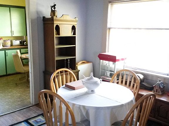 4th image of 910 Newell St