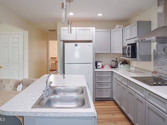 4th image of 2527 Park Ave