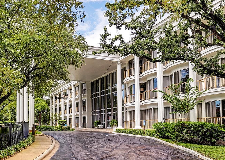 Lovely complex in the heart of Uptown. Circular driveway.