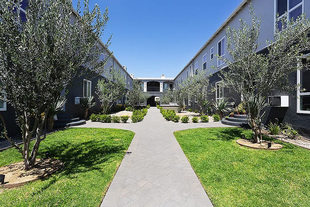Blu on Burns — Photo 1
