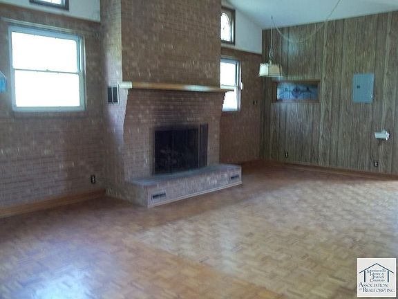 3rd image of 1036 Log Manor Rd