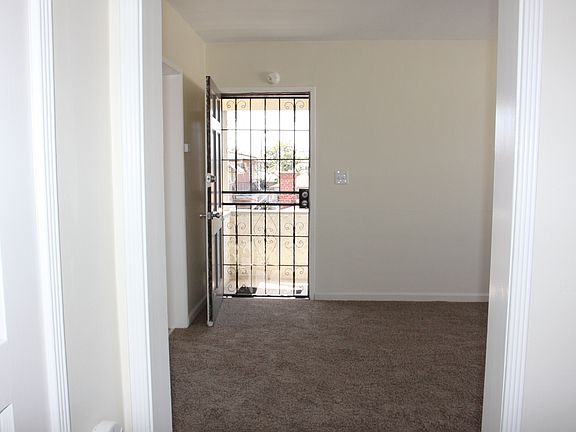 4th image of 4318 1/2 N Lakewood Blvd