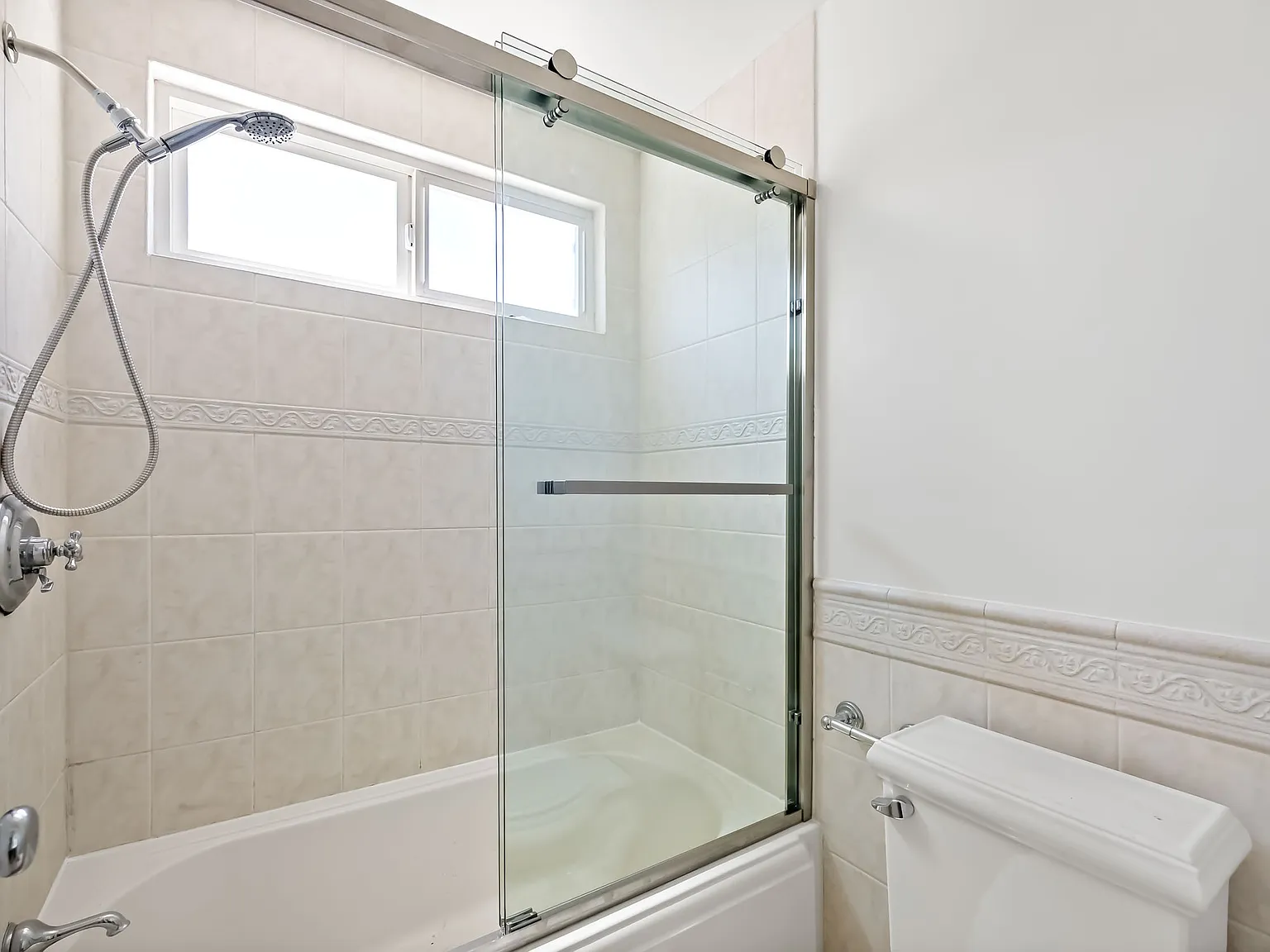 4 bed, 1659 sqft, $6,850 — Photo 2