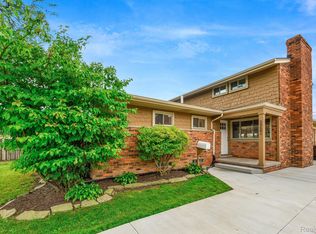 20601 Wedgewood Dr, Grosse Pointe Woods, MI 48236