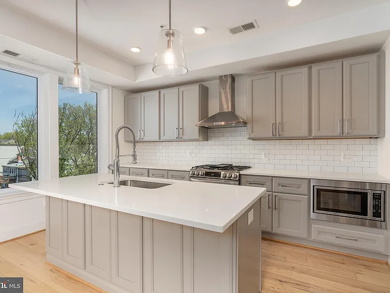 811 Upshur St NW #Penthouse 10 — Photo 6
